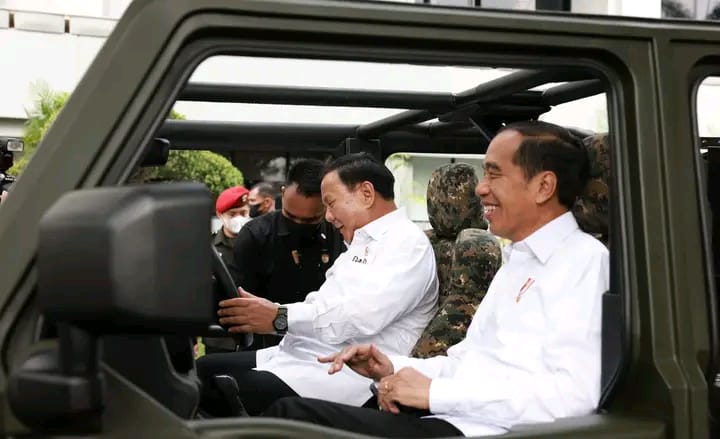 Presiden Jokowi dan Prabowo menjajal Rantis Maung 