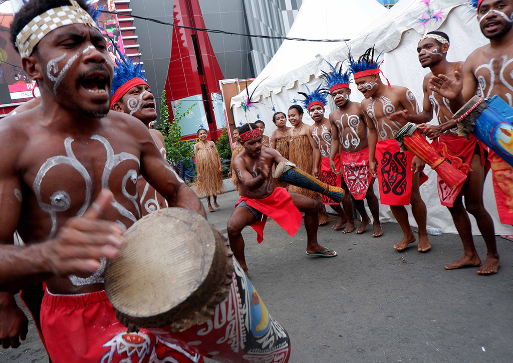 Sejumlah penari menampilkan tarian wor biak saat kegiatan Pameran UMKM dan Festival Rakyat di GOR Ce/Sakti Karuru/ANTARA FOTO