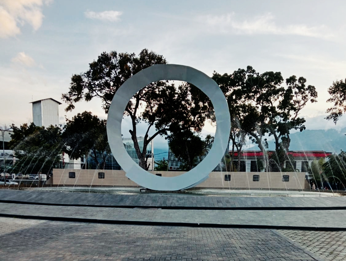 Tugu berbentuk lingkaran yang ada di Taman Nasional kota Palu.
