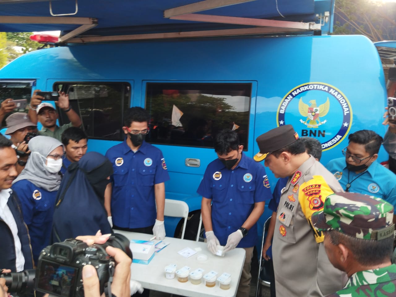 Kapolda Aceh Irjen Pol Ahmad Haydar Baagil, saat meninjau proses pengecekan urin di Terminal Tipe A 