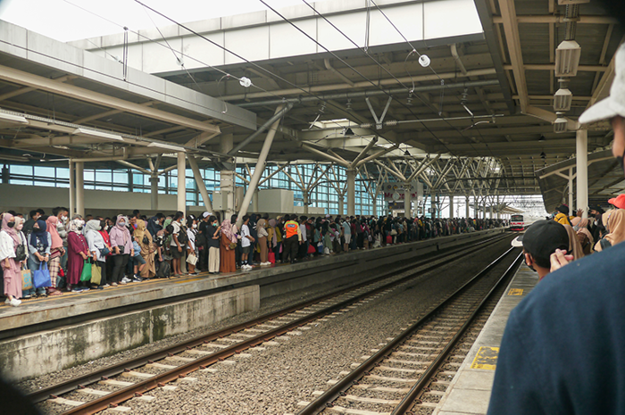 Penumpang memadati peron Stasiun Manggarai. /ANTARA FOTO/Paramayuda