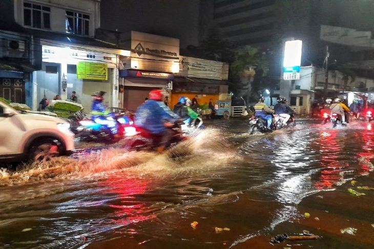 Terobos banjir dan sampah di Jalan Sudirman
