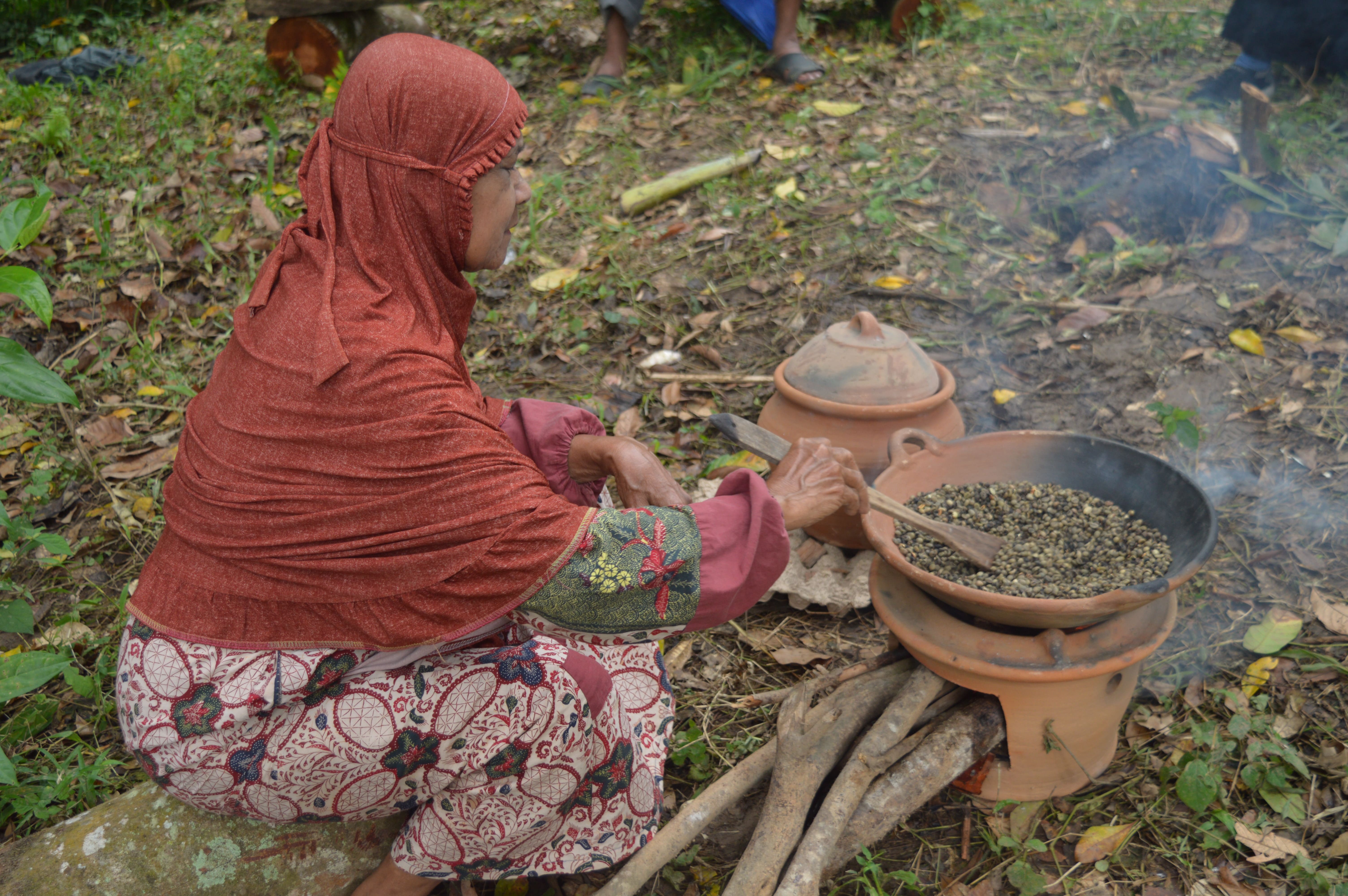 Akkero Kopi atau menyangrai kopi secara tradisional di Desa Anrang