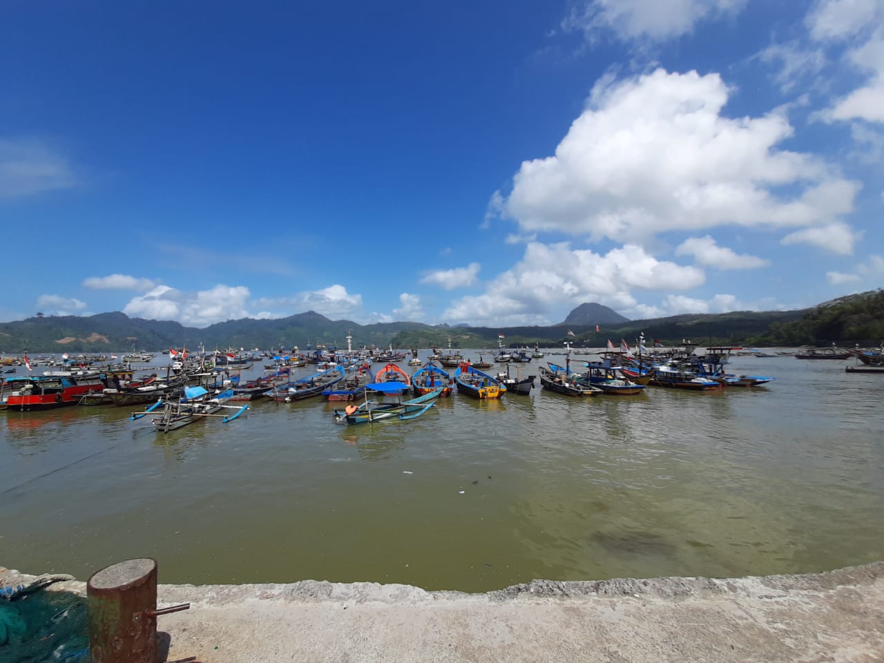 Potret Pelabuhan Popoh Tulungagung terlihat banyaknya perahu tengah bersandar