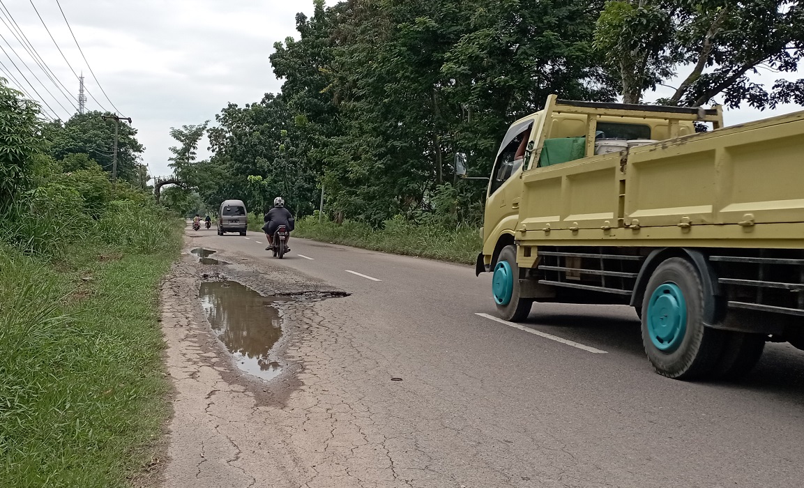 Jalan rusak di Tanjungpiayu, Batam.