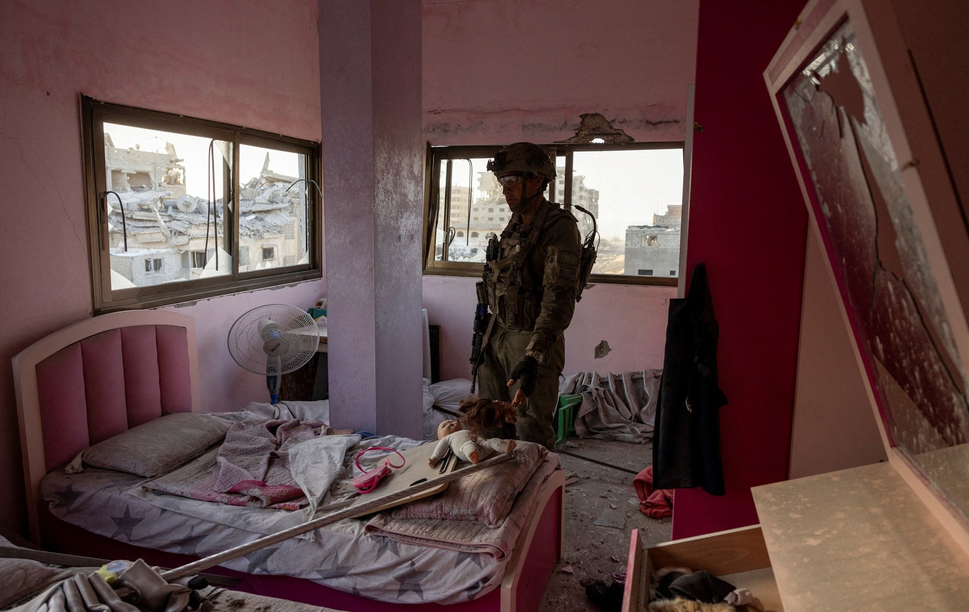 Tentara Israel sedang mengecek sebuah kamar di Gaza Utara. 