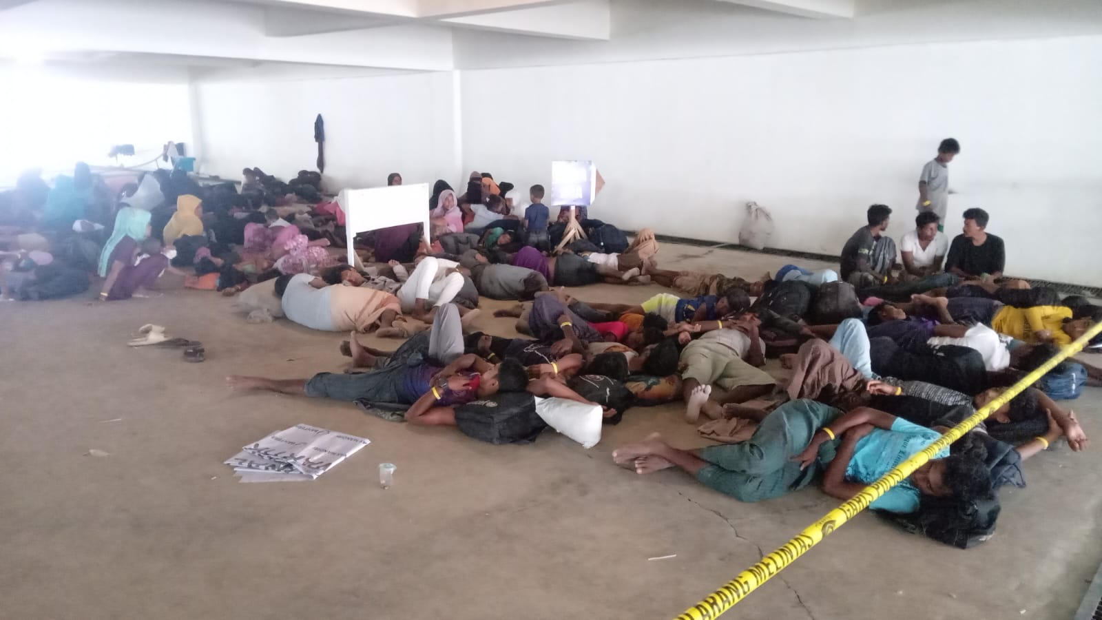 Para pengungsi Rohingya beralas lantai tidur siang di Gedung Balee Meuseuraya Aceh (BMA) untuk semen
