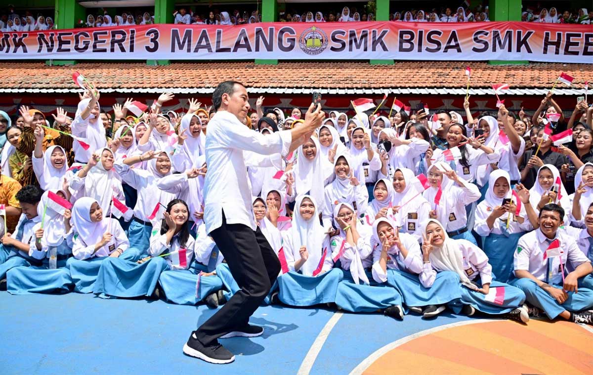 Aksi Jokowi mengambil gambar selfie bersama para siswi SMKN 3 Malang