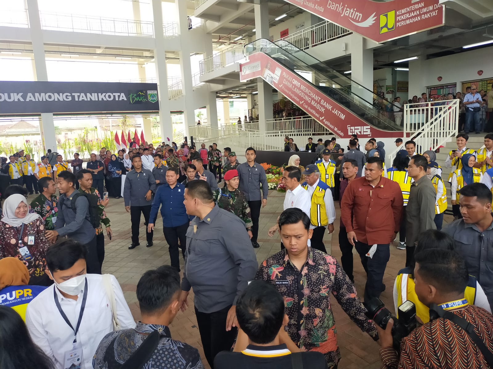 Jokowi menemui masyarakat di atrium utama Pasar Induk Kota Batu