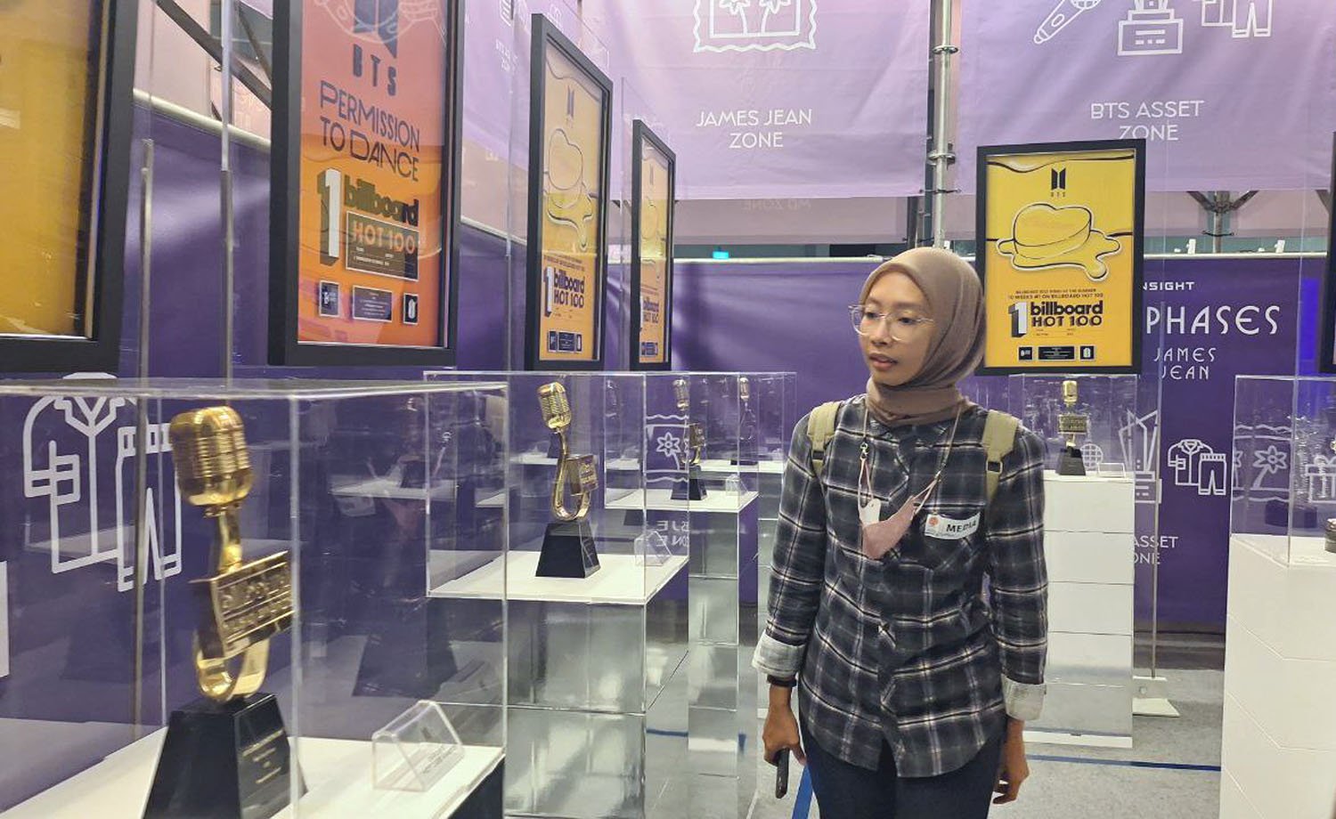 Seorang Army berasal dari Indonesia melihat langsung sejumlah trofi dan penghargaan yang diterima BT