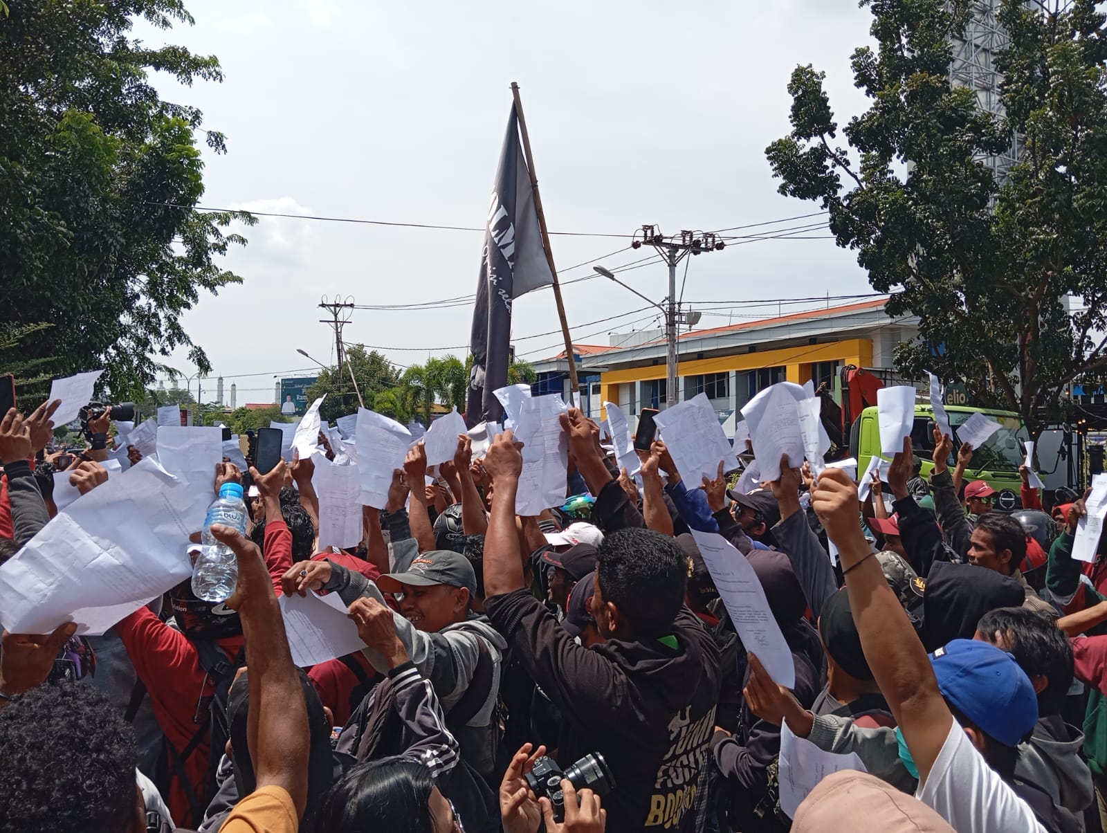 Ratusan buruh dari Aliansi Buruh Sambas-Bengkayang (ABSB) menggelar aksi unjuk rasa di Kantor Kejaks