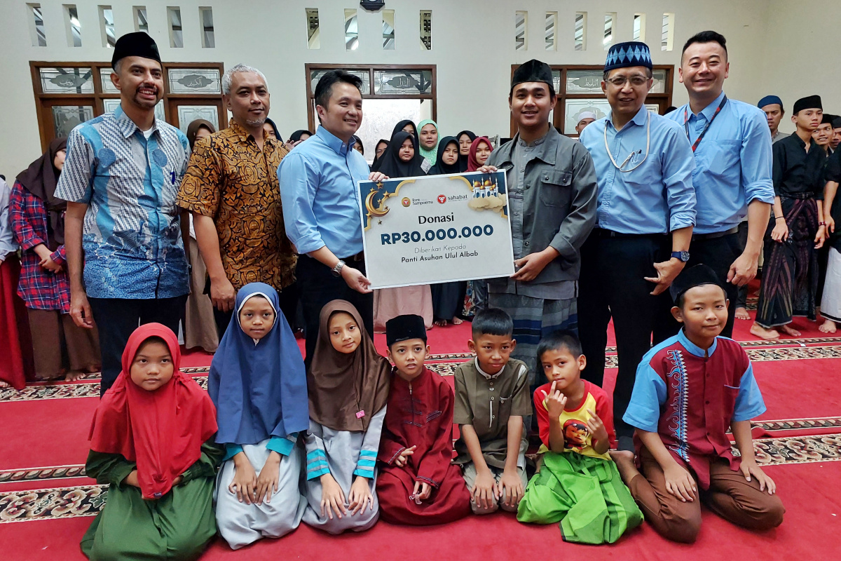 Bank Sampoerna Berikan Donasi pada Anak Yatim dan Dhuafa di Panti Asuhan Ulul Albab Bandung.