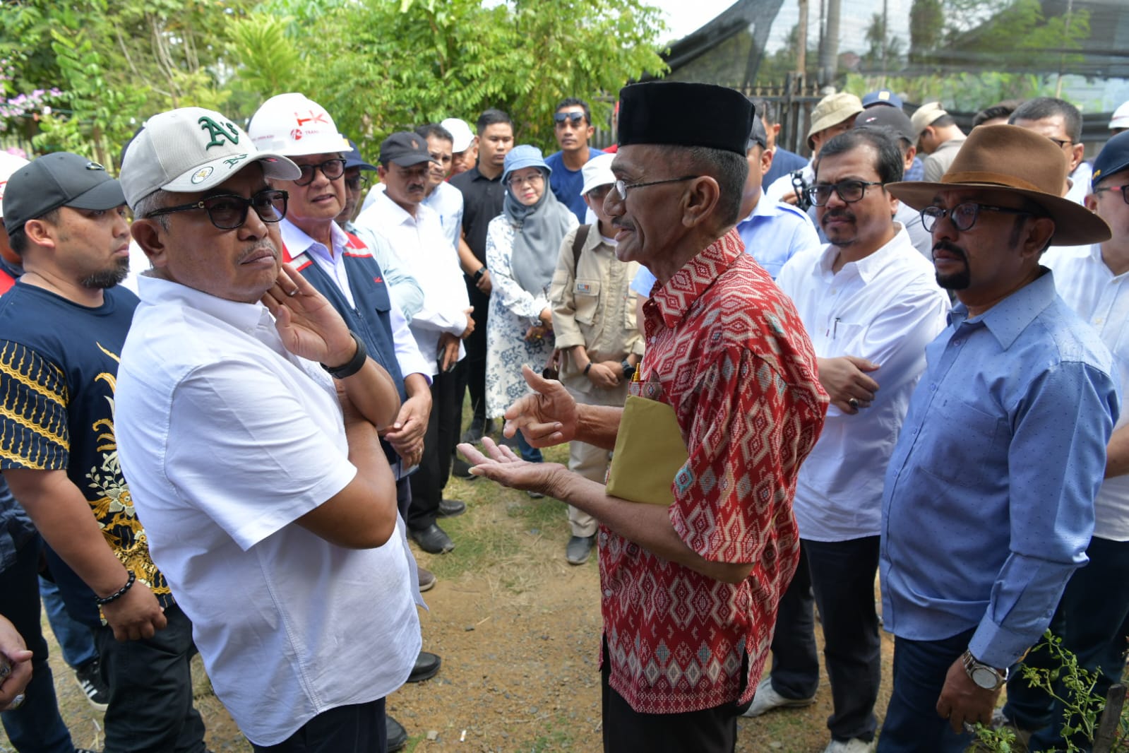Dalan kunjungannya ke lokasi Gate 5 Tol Sibanceh, Pj Gubernur Aceh berdialog dengan warga setempat. 
