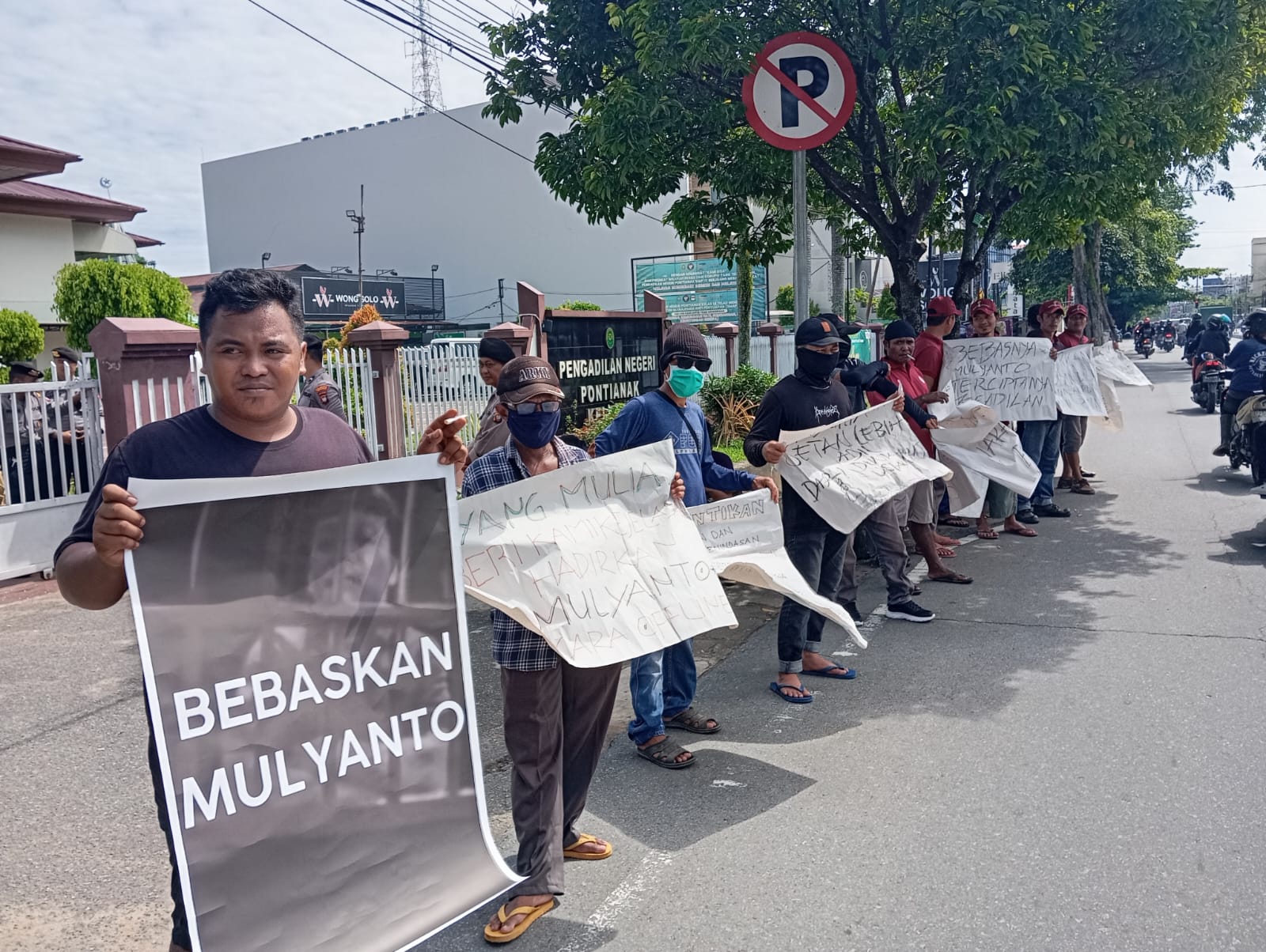 Sejumlah buruh menggelar aksi damai di Pengadilan Negeri Pontianak, Kalimantan Barat, Kamis 4 April 