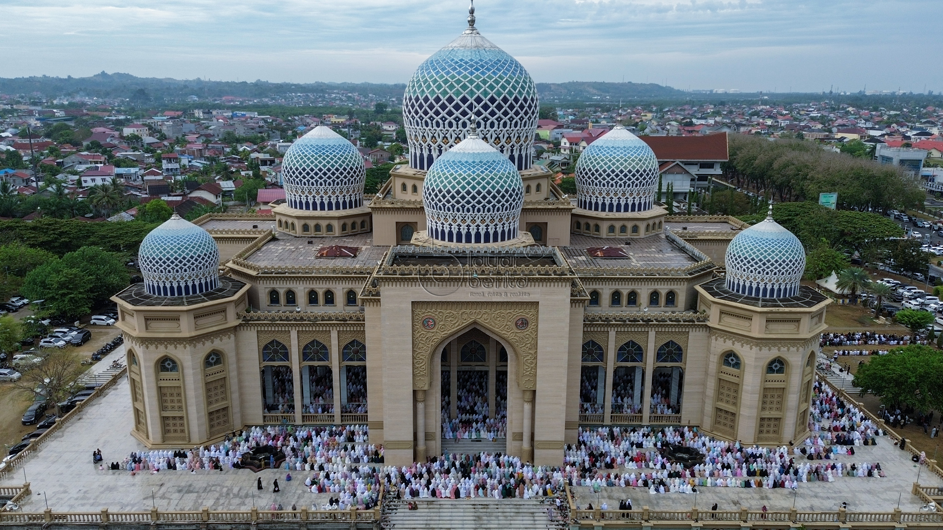 Ribuan jamaah padati Masjid Agung Islamic Centre Lhokseumawe pada shalat Idulfitri 1445 Hijriah