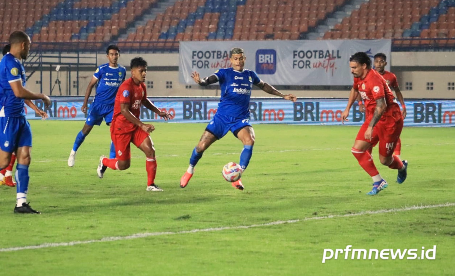 Penyerang Persib, Ciro Alves menendang bola ke gawang Semen Padang, di Stadion Si Jalak Harupat, Kab