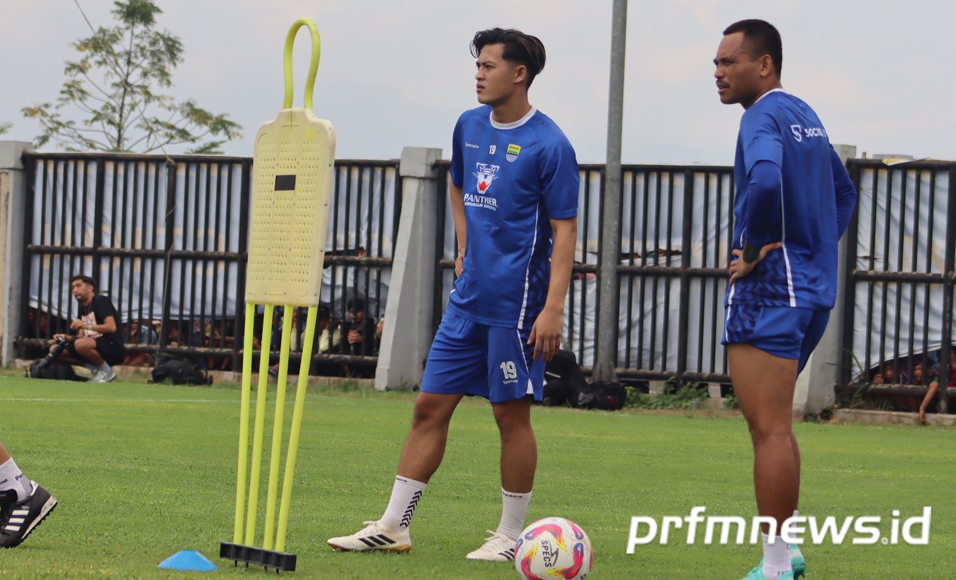 Aksi pemain baru Persib dalam sesi latihan perdana di Lapangan Pendamping GBLA Bandung Senin, 30 Jun